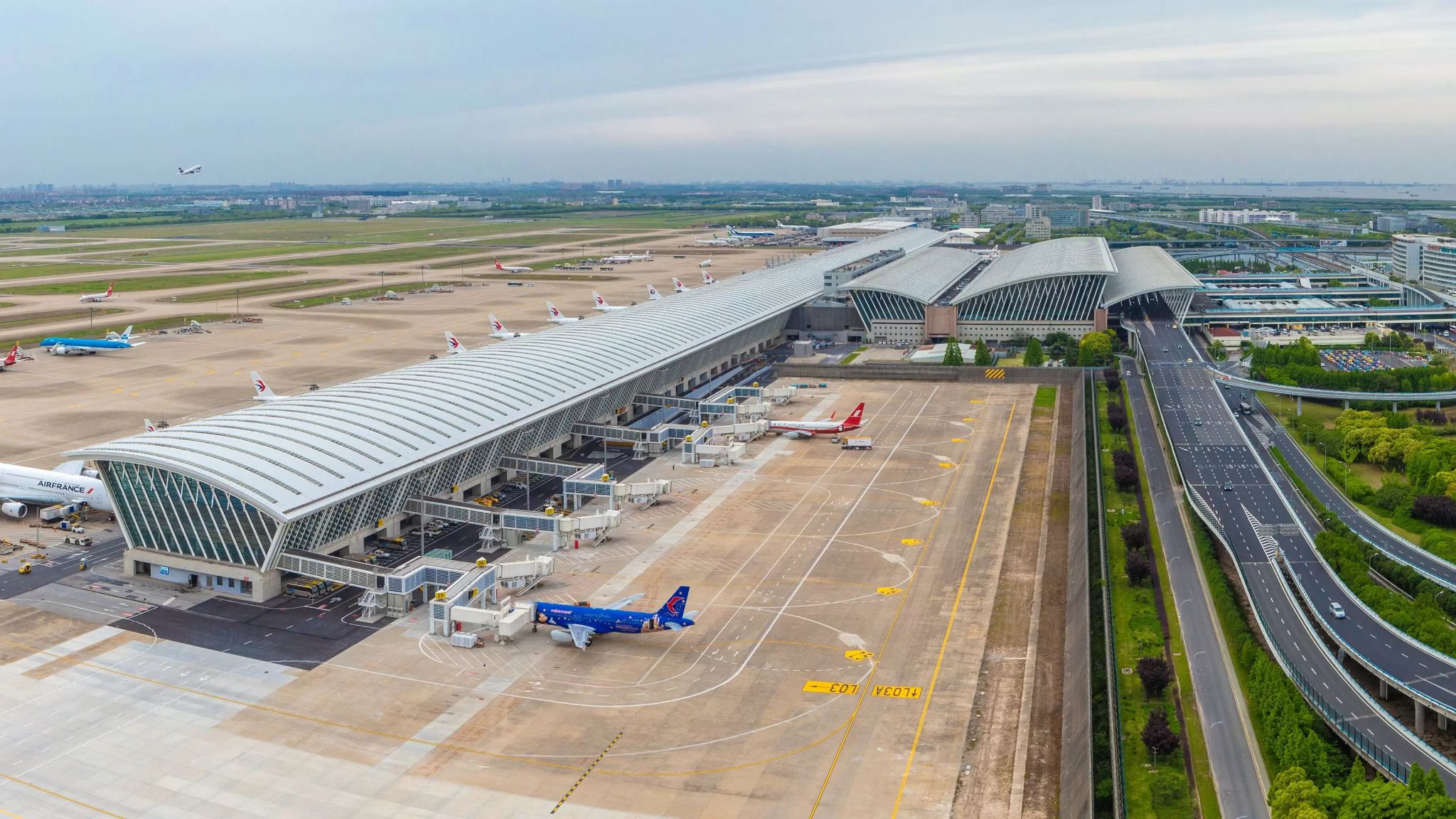 Hàng năm, sân bay có thể tiếp nhận hàng trăm nghìn lượt máy bay cất và hạ cánh